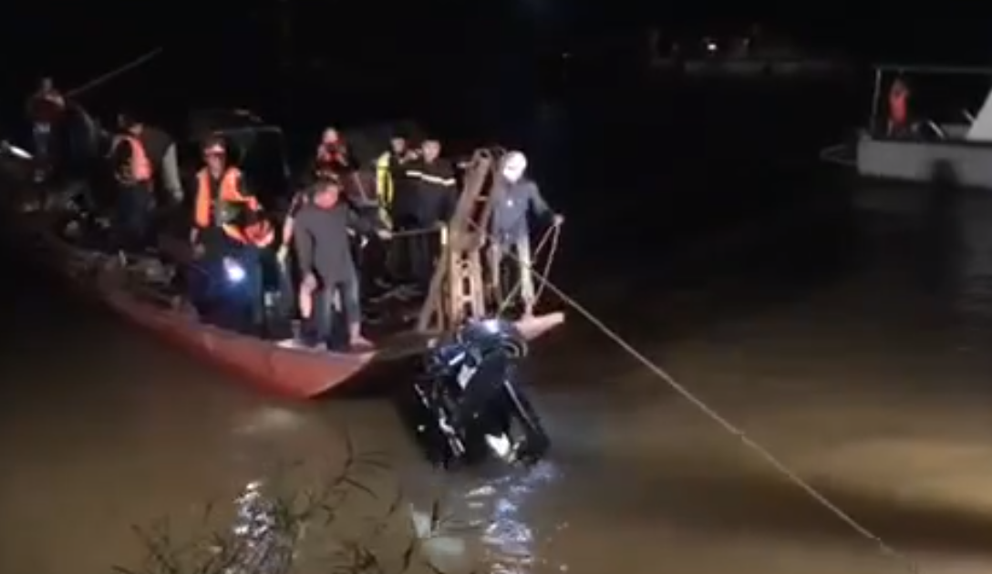 vot-duoc-chiec-xe-o-to-mercedes-dam-cau-chuong-duong-lao-xuong-song-hong-hai-nguoi-tu-vong