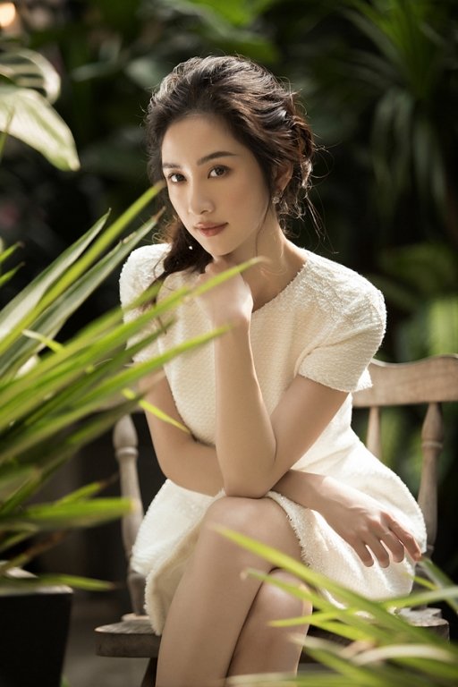 jun-vu-ngay-cang-quyen-ru-khoe-duong-cong-hut-mat-voi-vong-mot-nong-bong-trong-bo-anh-moi