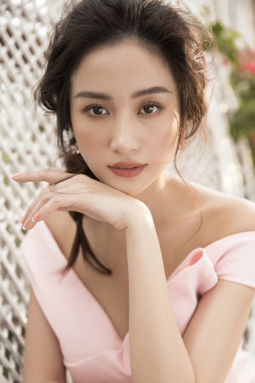 jun-vu-ngay-cang-quyen-ru-khoe-duong-cong-hut-mat-voi-vong-mot-nong-bong-trong-bo-anh-moi