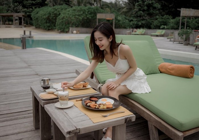 jun-vu-ngay-cang-quyen-ru-khoe-duong-cong-hut-mat-voi-vong-mot-nong-bong-trong-bo-anh-moi