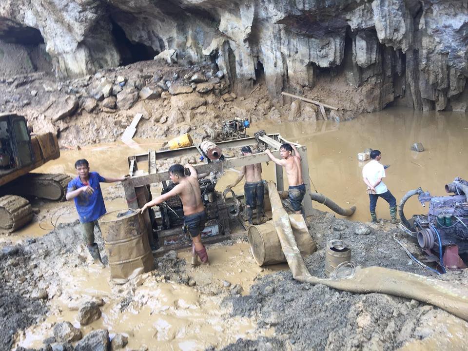 dien-bien-moi-nhat-vu-hai-phu-vang-mac-ket-trong-hang-o-hoa-binh-bat-giu-nguoi-cam-dau