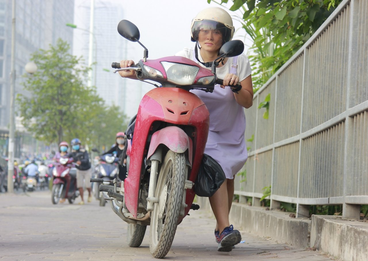 ha-noi-doan-nguoi-nuom-nuop-dat-xe-tren-via-he-qua-chot-csgt