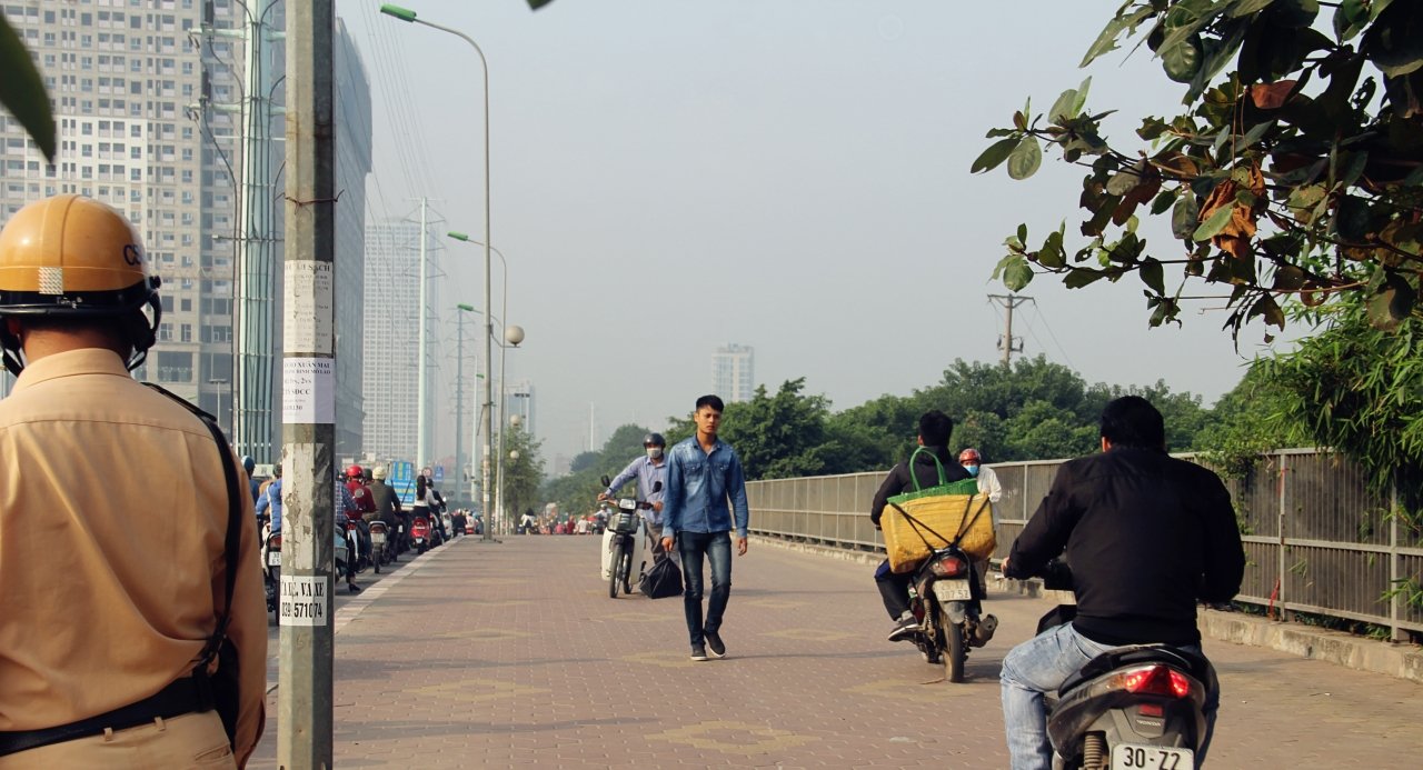 ha-noi-doan-nguoi-nuom-nuop-dat-xe-tren-via-he-qua-chot-csgt