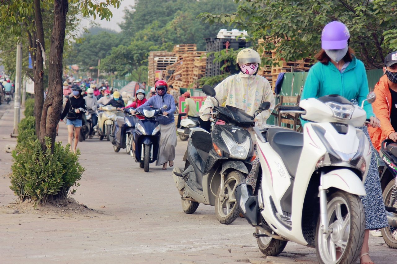 ha-noi-doan-nguoi-nuom-nuop-dat-xe-tren-via-he-qua-chot-csgt