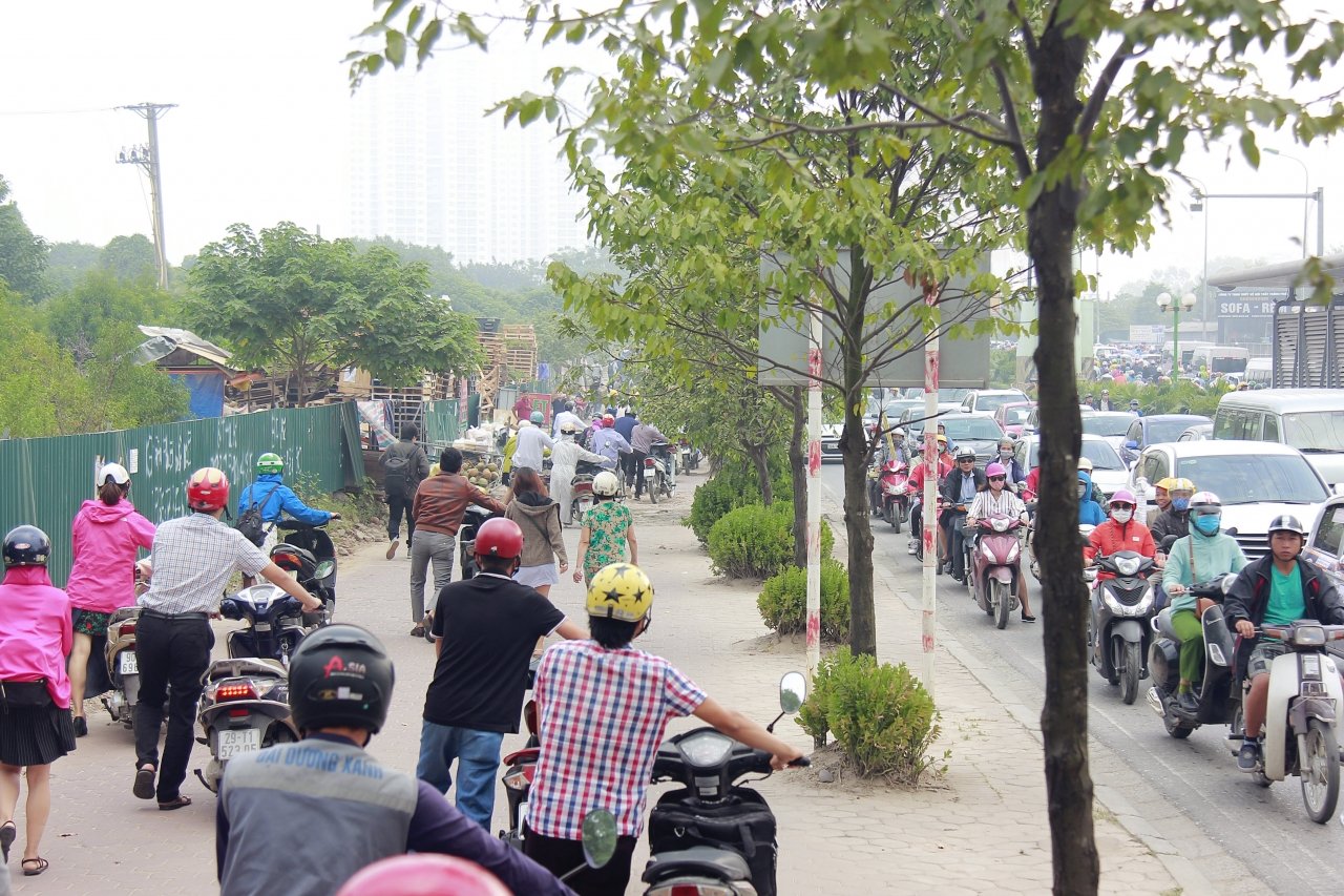 ha-noi-doan-nguoi-nuom-nuop-dat-xe-tren-via-he-qua-chot-csgt