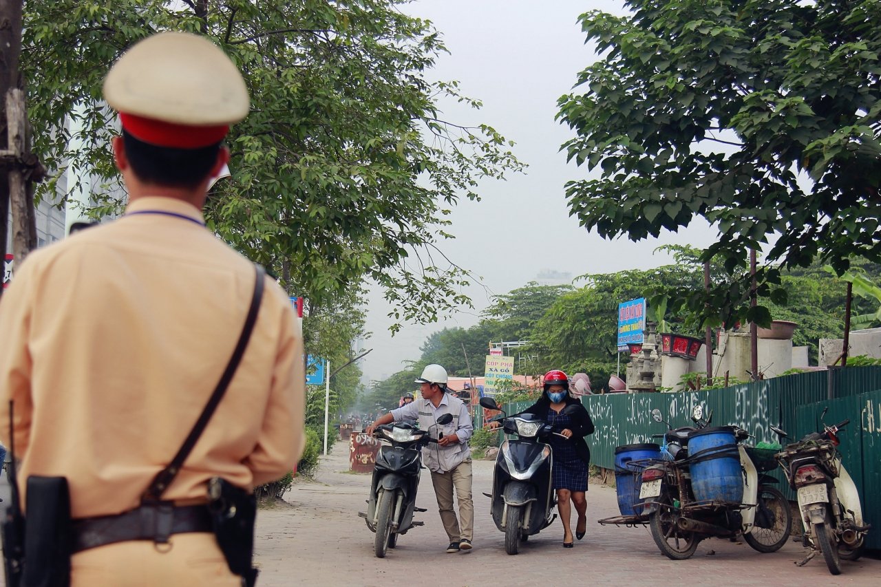 ha-noi-doan-nguoi-nuom-nuop-dat-xe-tren-via-he-qua-chot-csgt