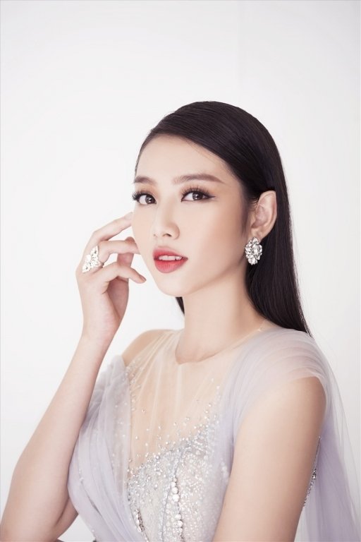 thuy-tien-dep-nen-na-trong-trang-phuc-dan-toc-hoa-sen-tai-hoa-hau-quoc-te-2018