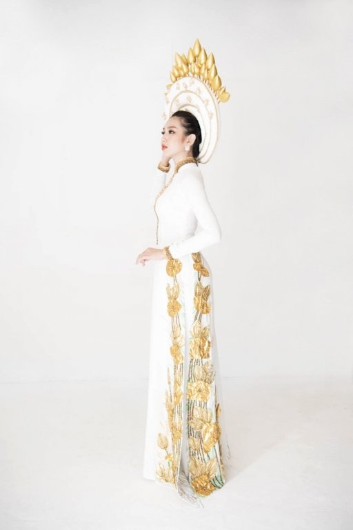 thuy-tien-dep-nen-na-trong-trang-phuc-dan-toc-hoa-sen-tai-hoa-hau-quoc-te-2018