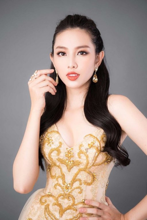 thuy-tien-dep-nen-na-trong-trang-phuc-dan-toc-hoa-sen-tai-hoa-hau-quoc-te-2018