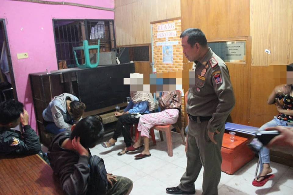 10-nguoi-dong-tinh-nu-bi-bat-o-indonesia-chi-vi-mot-buc-anh-tren-facebook
