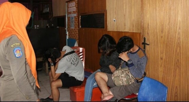10-nguoi-dong-tinh-nu-bi-bat-o-indonesia-chi-vi-mot-buc-anh-tren-facebook