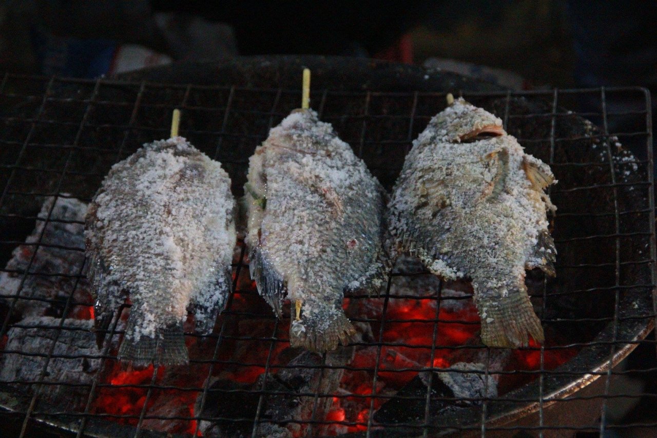 dao-dem-o-pho-nuong-song-mekong-thien-duong-am-thuc-duong-pho-cua-vieng-chan