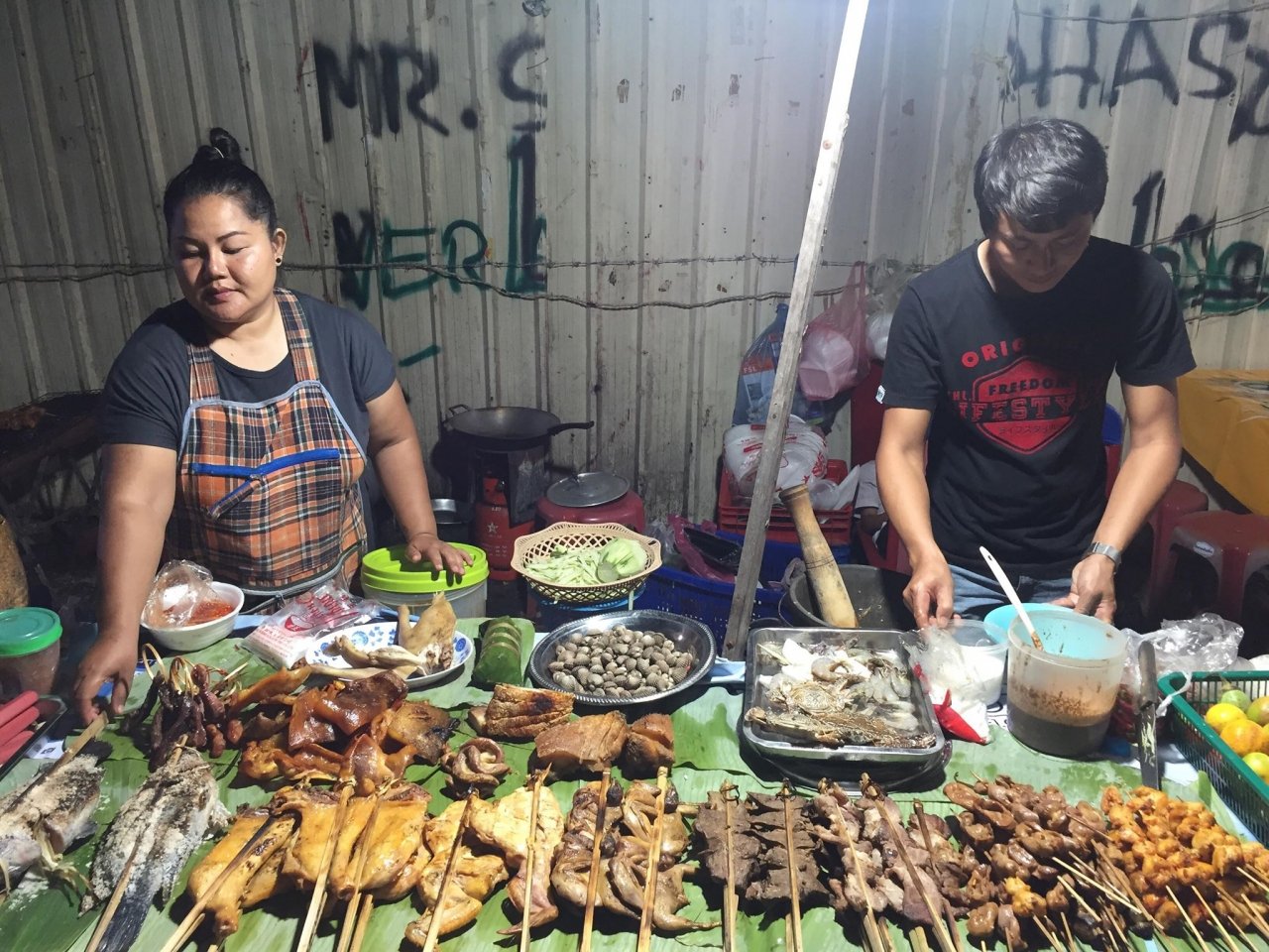 dao-dem-o-pho-nuong-song-mekong-thien-duong-am-thuc-duong-pho-cua-vieng-chan