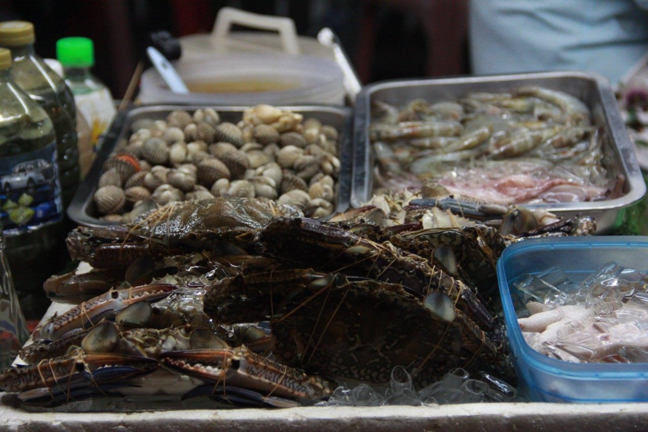 dao-dem-o-pho-nuong-song-mekong-thien-duong-am-thuc-duong-pho-cua-vieng-chan