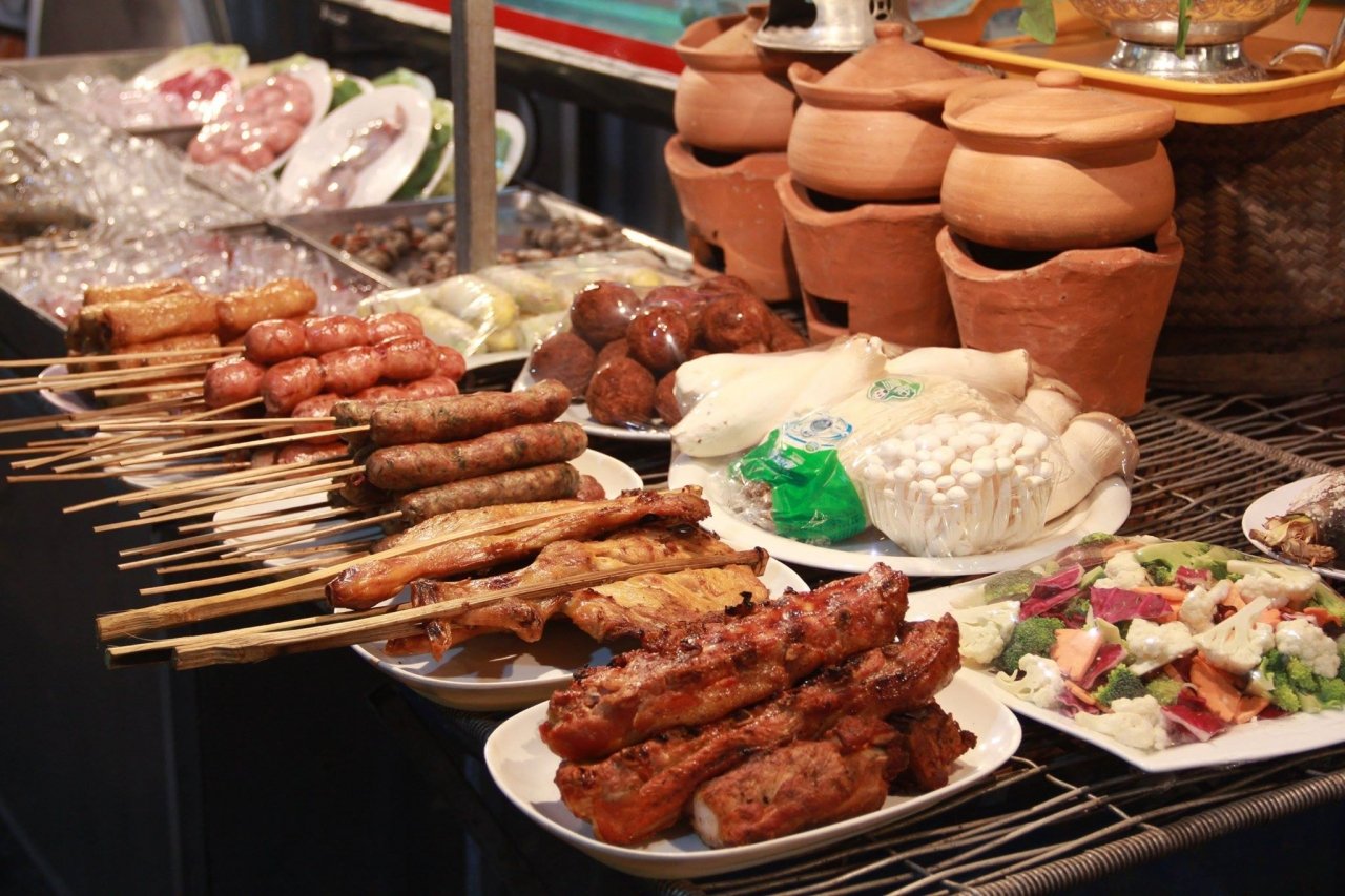 dao-dem-o-pho-nuong-song-mekong-thien-duong-am-thuc-duong-pho-cua-vieng-chan
