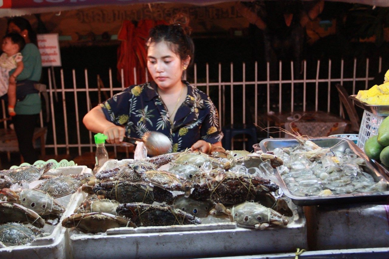dao-dem-o-pho-nuong-song-mekong-thien-duong-am-thuc-duong-pho-cua-vieng-chan
