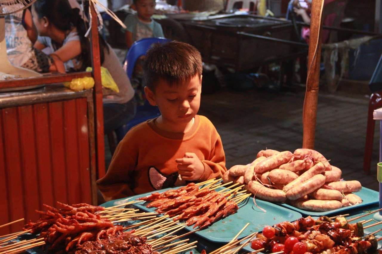 dao-dem-o-pho-nuong-song-mekong-thien-duong-am-thuc-duong-pho-cua-vieng-chan