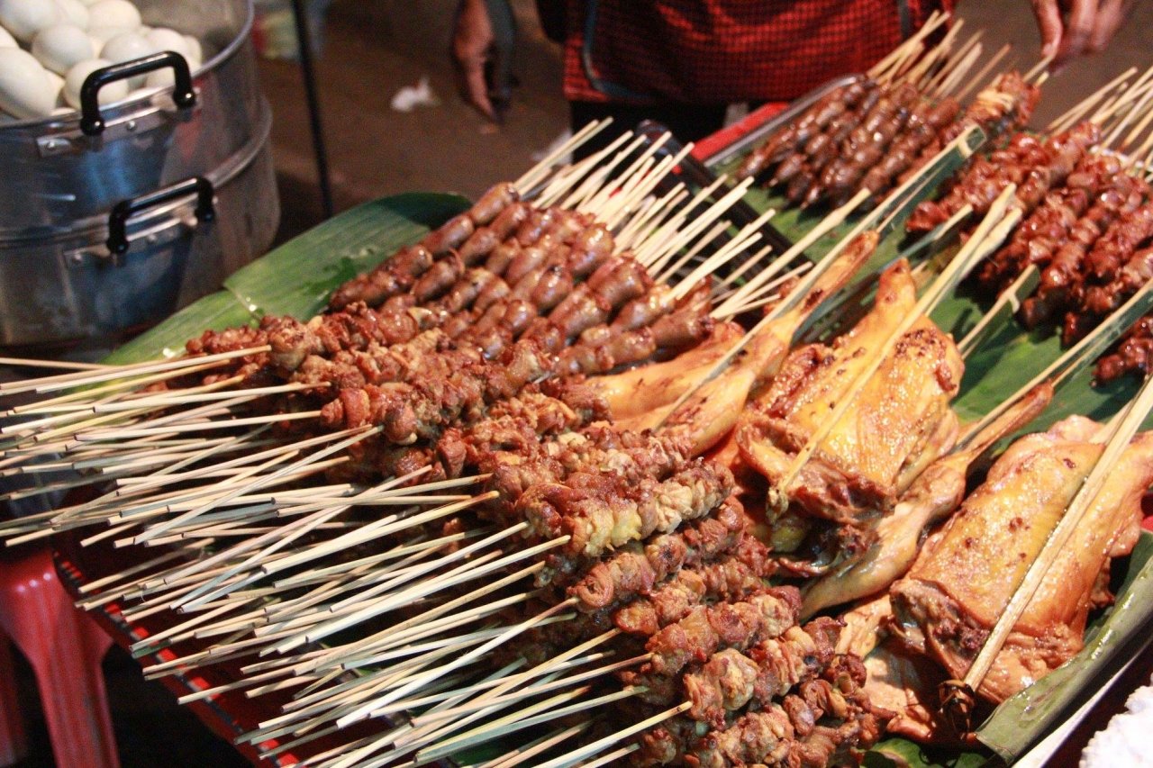 dao-dem-o-pho-nuong-song-mekong-thien-duong-am-thuc-duong-pho-cua-vieng-chan