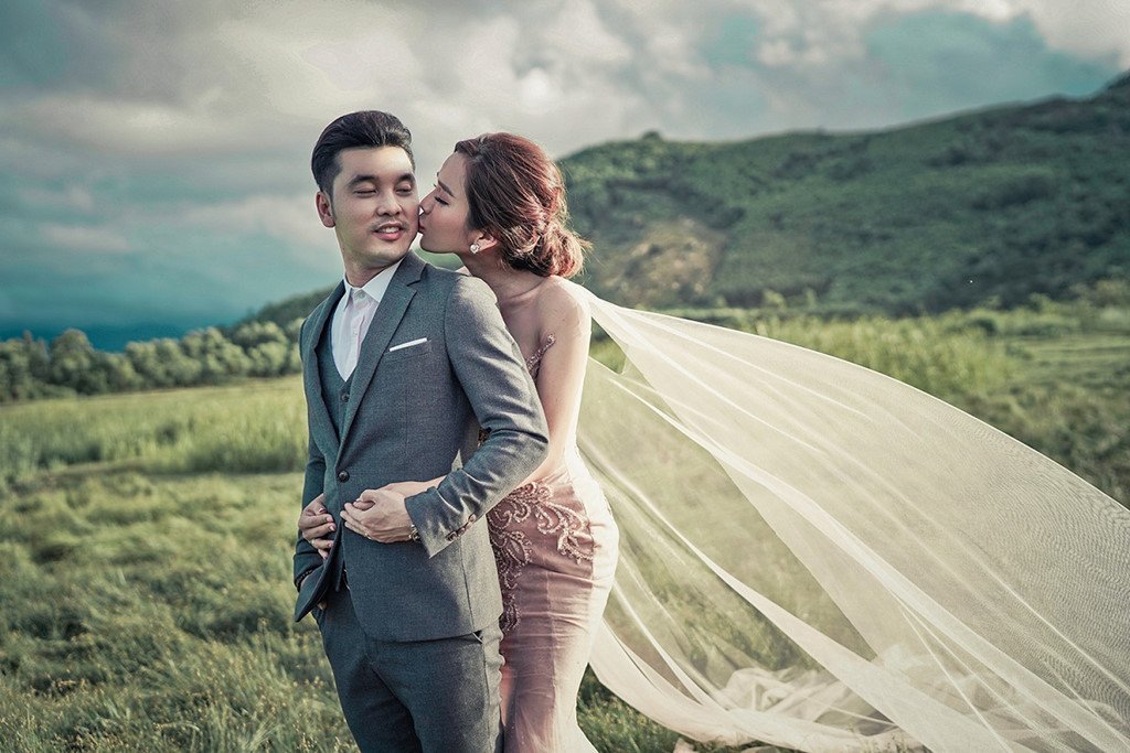 lo-thiep-cuoi-cau-ky-cua-ung-hoang-phuc-va-nguoi-mau-kim-cuong