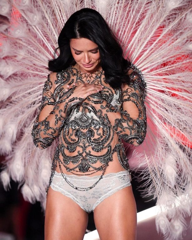 clip-adriana-lima-bat-khoc-tren-san-dien-chia-tay-victorias-secret-sau-20-nam