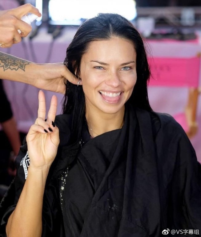 clip-adriana-lima-bat-khoc-tren-san-dien-chia-tay-victorias-secret-sau-20-nam