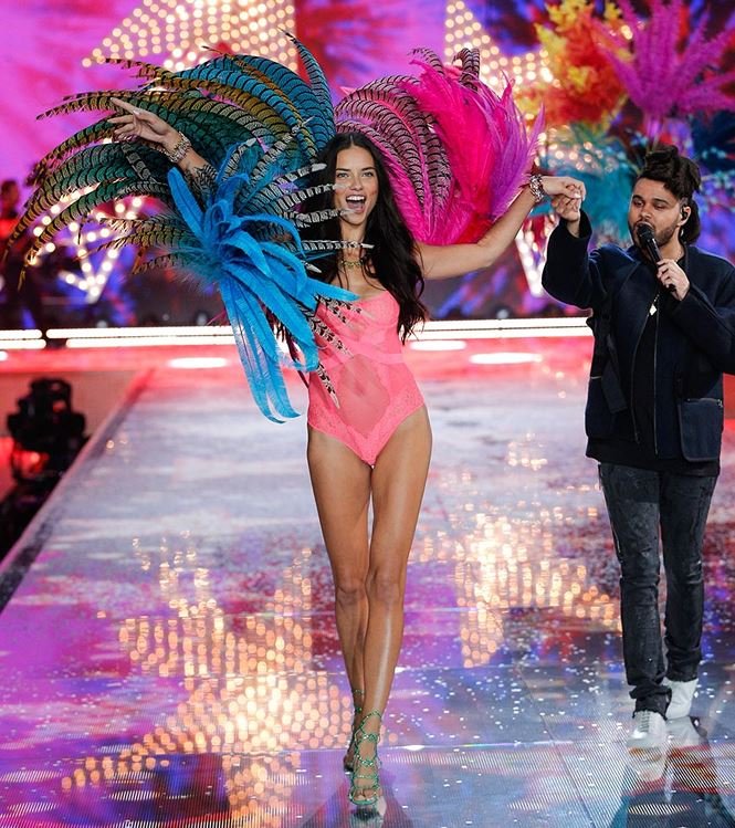 clip-adriana-lima-bat-khoc-tren-san-dien-chia-tay-victorias-secret-sau-20-nam