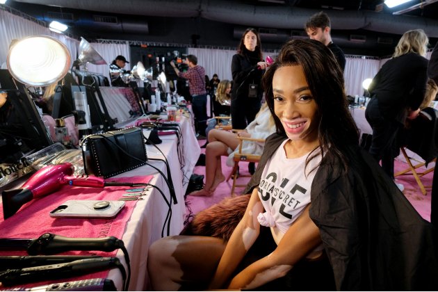 he-lo-nhung-hinh-anh-hau-truong-hiem-hoi-cua-victorias-secret-fashion-show-2018