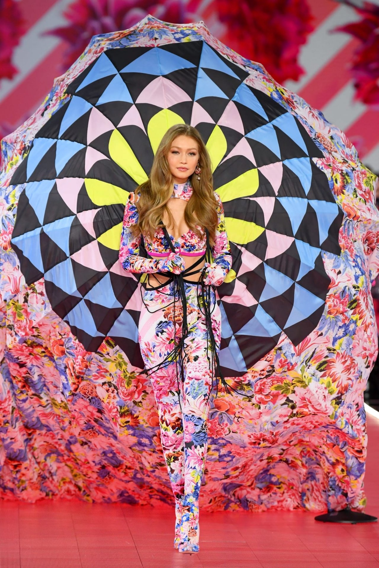 ngam-nhin-nhung-khoanh-khac-nong-bong-tren-san-dien-victorias-secret-fashion-show-2018