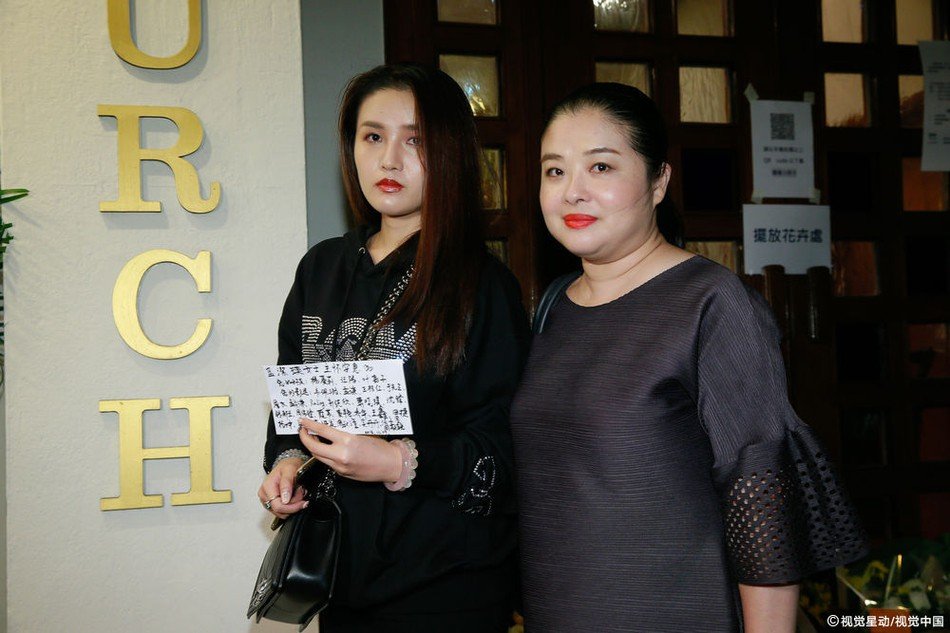 nhung-hinh-anh-xuc-dong-trong-dam-tang-cua-ngoc-nu-lam-khiet-anh