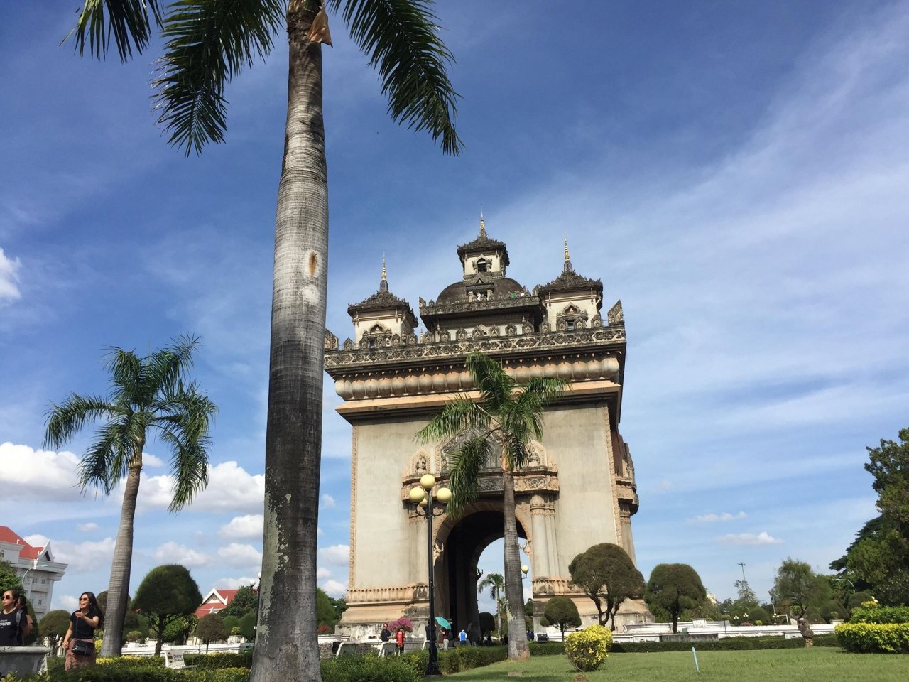 ngam-can-canh-patuxay-khai-hoan-mon-cua-nguoi-lao