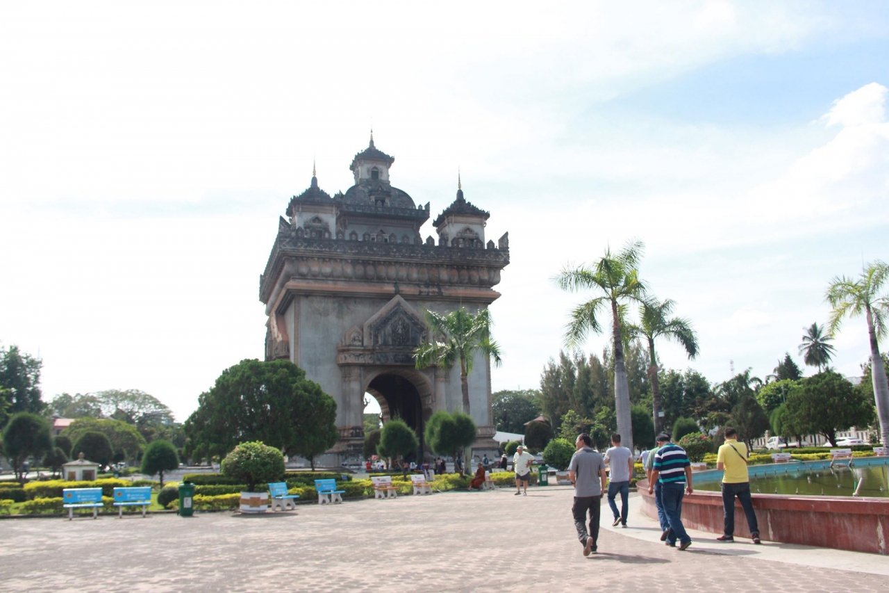 ngam-can-canh-patuxay-khai-hoan-mon-cua-nguoi-lao