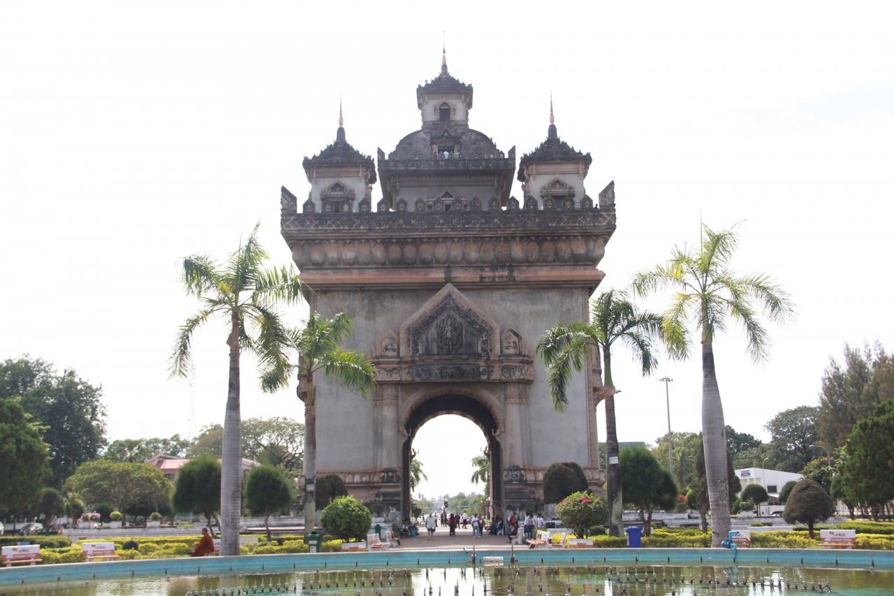 ngam-can-canh-patuxay-khai-hoan-mon-cua-nguoi-lao