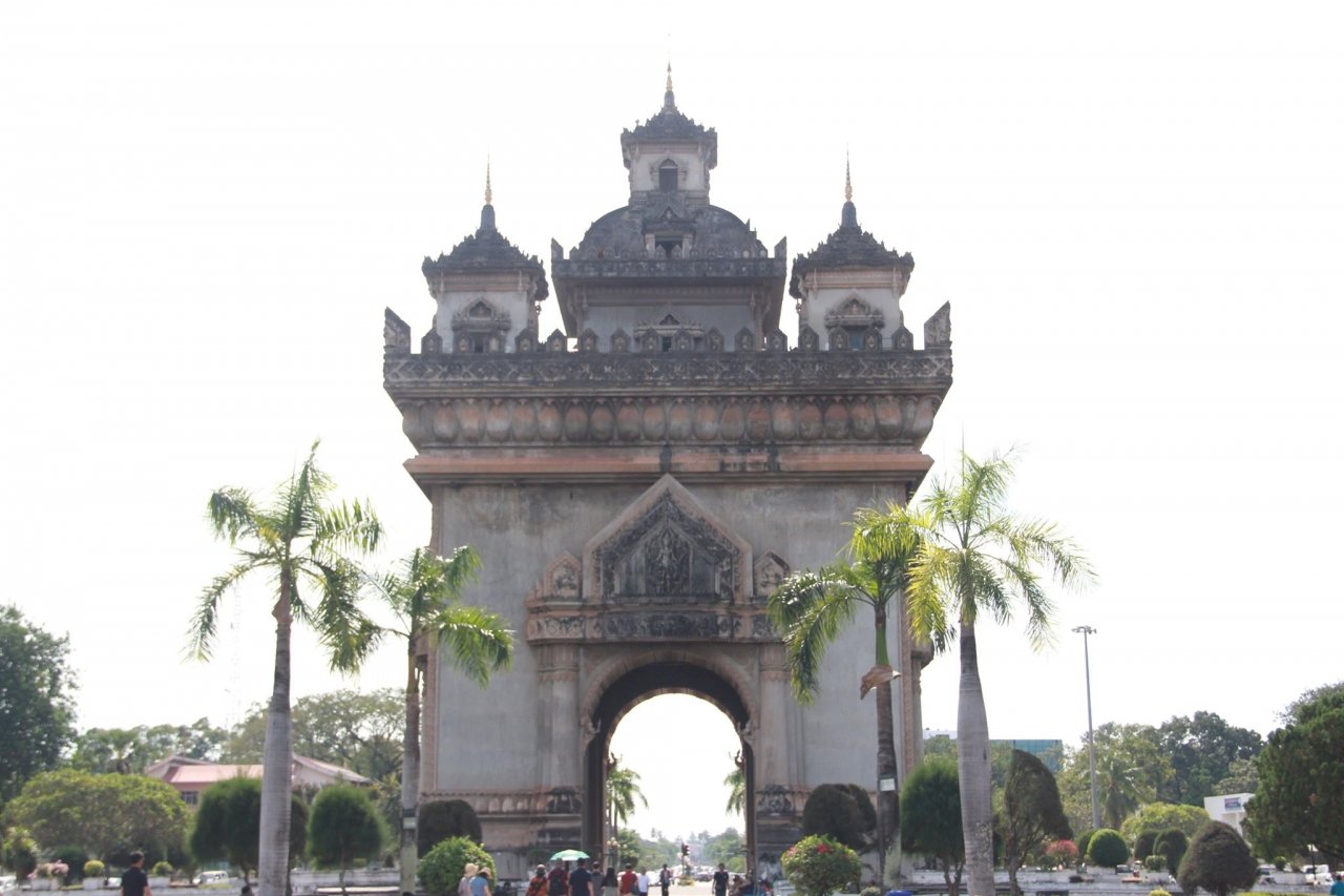 ngam-can-canh-patuxay-khai-hoan-mon-cua-nguoi-lao