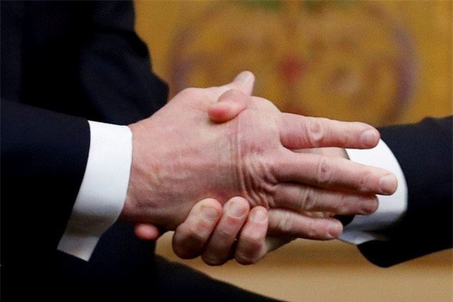  Cú bắt tay gây tranh cãi khi tay ông Macron siết chặt còn tay ông Trump lại duỗi thẳng (Ảnh: Reuters) 