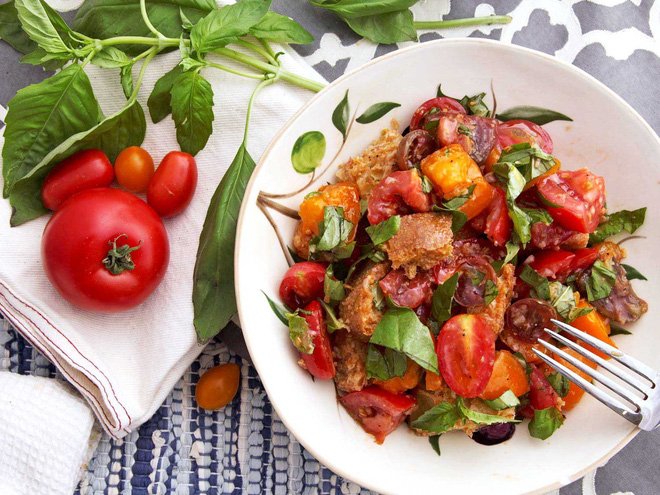 Không chỉ gồm rau củ, món salad truyền thống ở các nước được chế biến cầu kì và tinh tế như thế này đây - Ảnh 1.