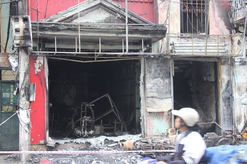 ha-noi-sau-tieng-no-lon-ngoi-nha-boc-chay-du-doi-hai-nguoi-bi-bong-nang