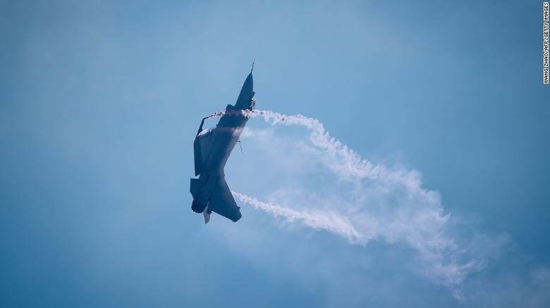 tiem kich tang hinh j-20 trung quoc lan dau khoe ten lua duoi bung hinh anh 3