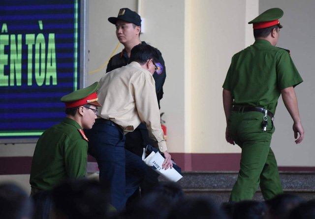 ngay-thu-3-xu-vu-danh-bac-nghin-ty-phan-van-vinh-phai-vao-phong-y-te-chu-dai-ly-noi-co-the-luc-bao-ke