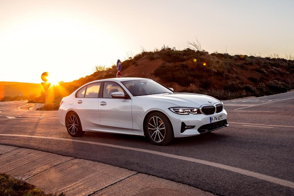 bmw-gioi-thieu-phien-ban-hybrid-sac-dien-330e-the-he-moi