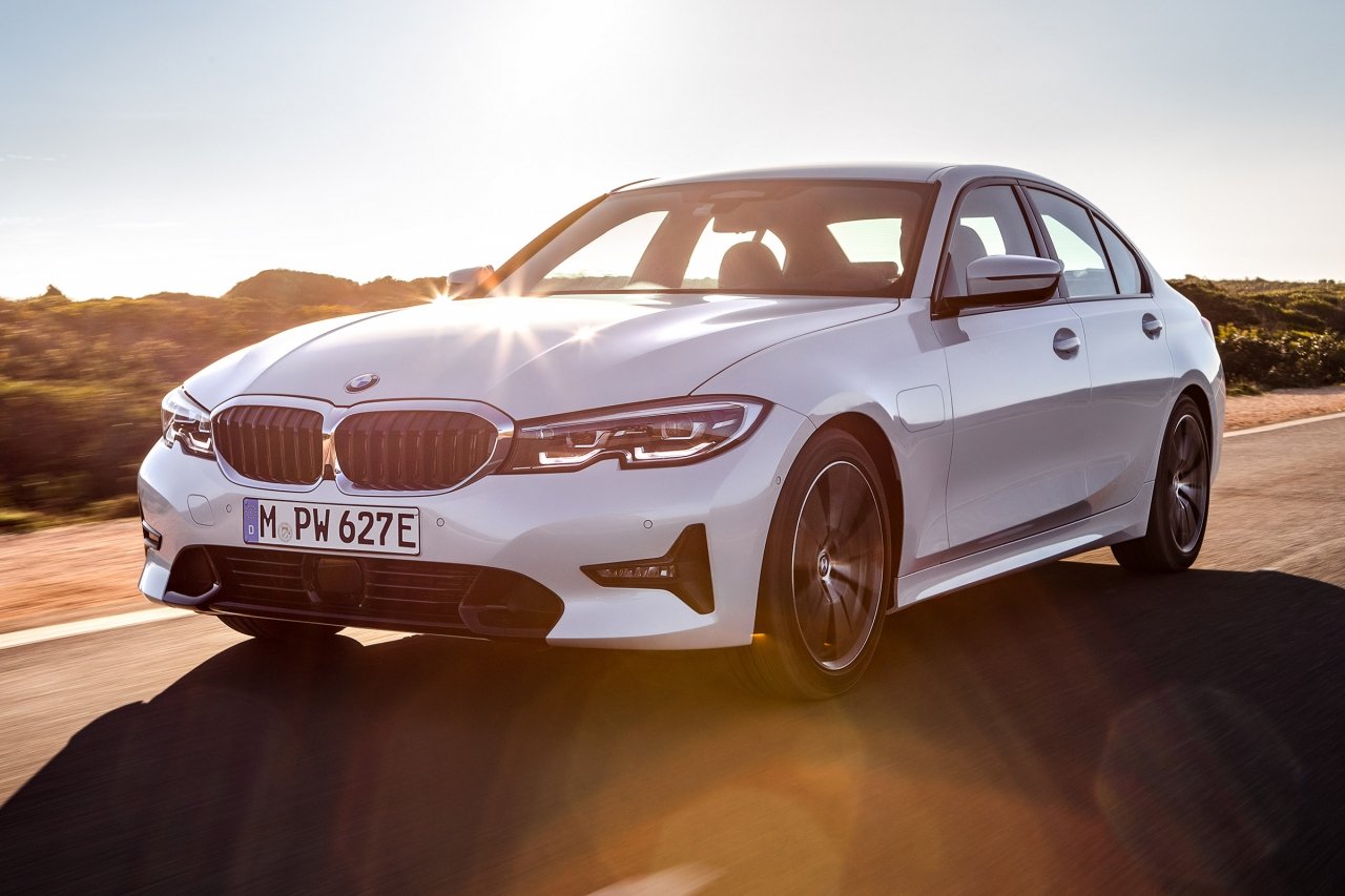 bmw-gioi-thieu-phien-ban-hybrid-sac-dien-330e-the-he-moi