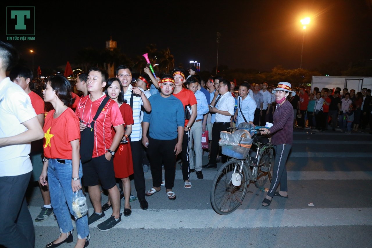 bong-da-lan-nhung-hang-tram-cdv-van-dung-cho-soat-ve
