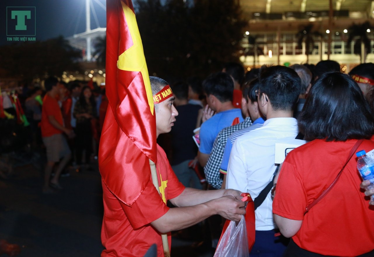 bong-da-lan-nhung-hang-tram-cdv-van-dung-cho-soat-ve