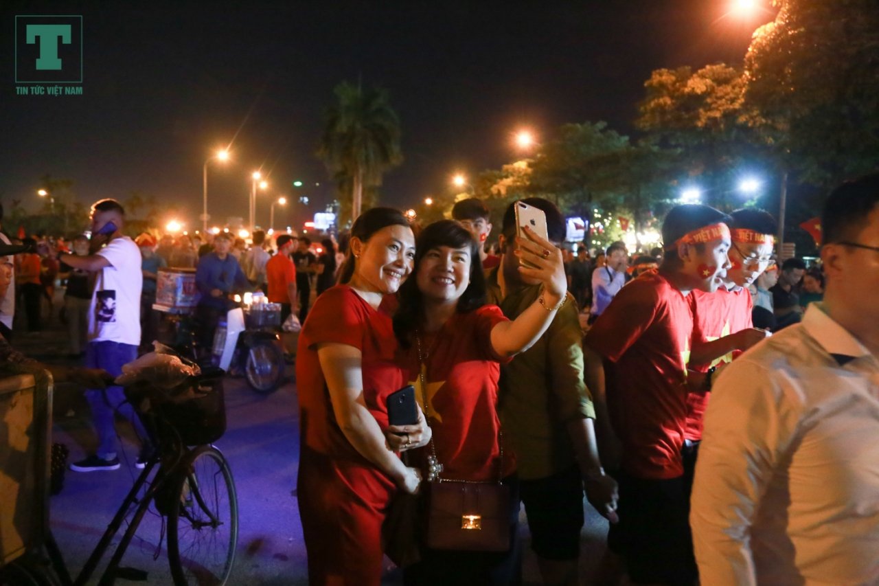 bong-da-lan-nhung-hang-tram-cdv-van-dung-cho-soat-ve