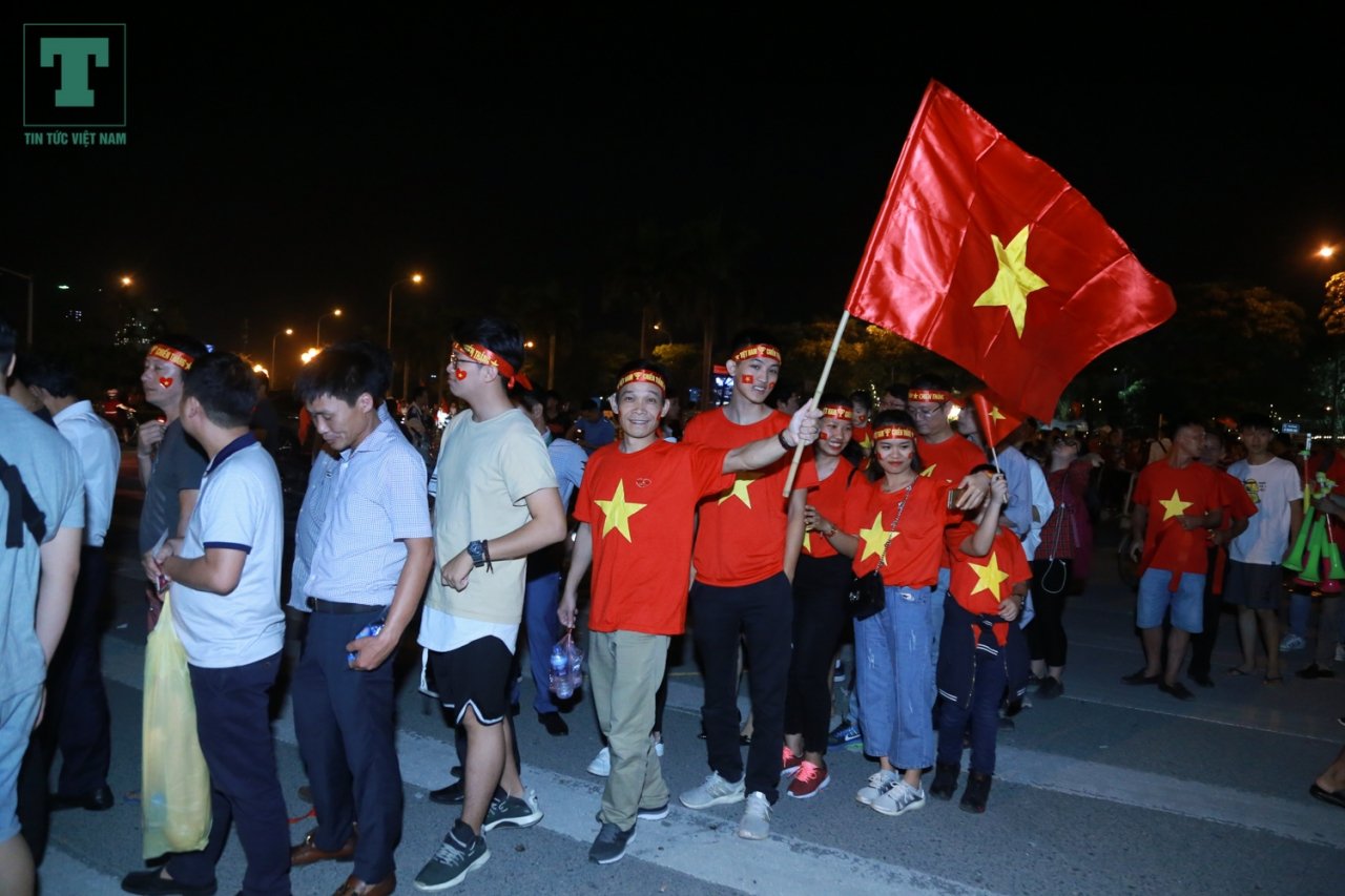 bong-da-lan-nhung-hang-tram-cdv-van-dung-cho-soat-ve