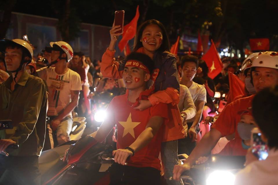 co-dong-vien-do-ra-duong-an-mung-chien-thang-cua-doi-tuyen-viet-nam-truoc-malaysia