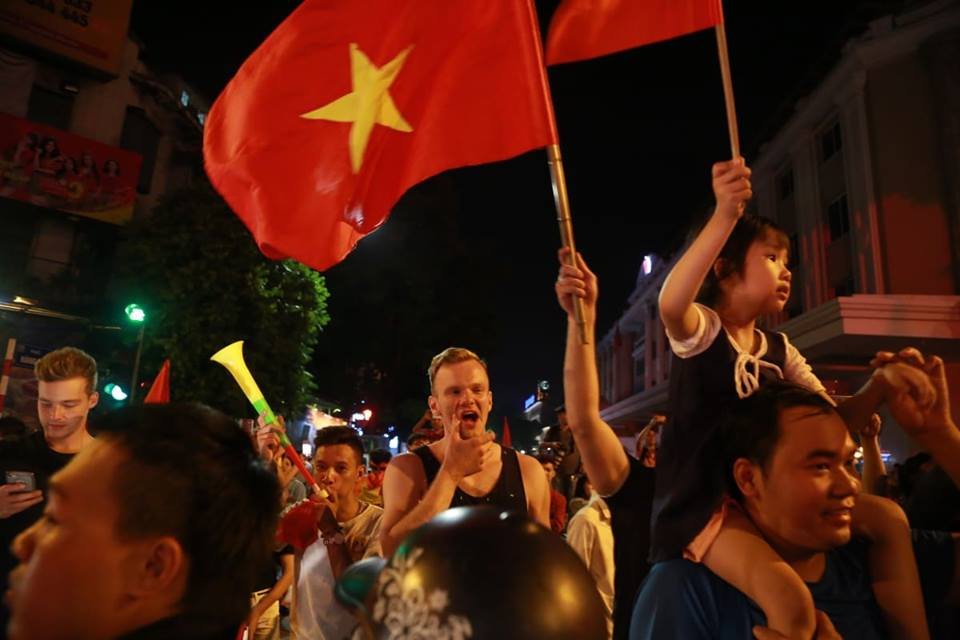 co-dong-vien-do-ra-duong-an-mung-chien-thang-cua-doi-tuyen-viet-nam-truoc-malaysia