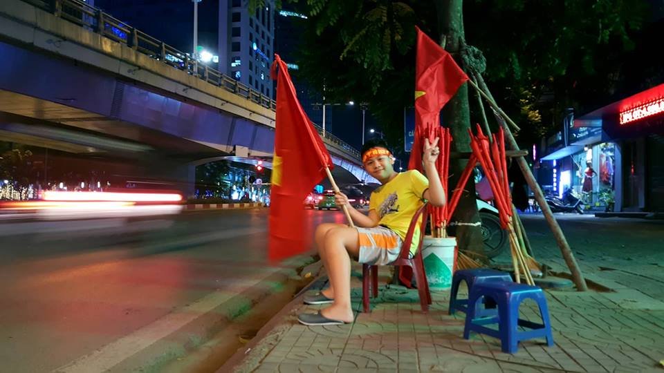 co-dong-vien-do-ra-duong-an-mung-chien-thang-cua-doi-tuyen-viet-nam-truoc-malaysia