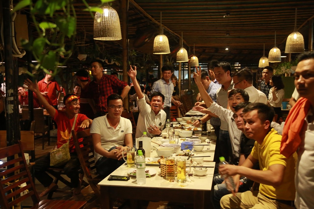 hang-nghin-cdv-doi-theo-tung-duong-bong-qua-man-anh-tivi