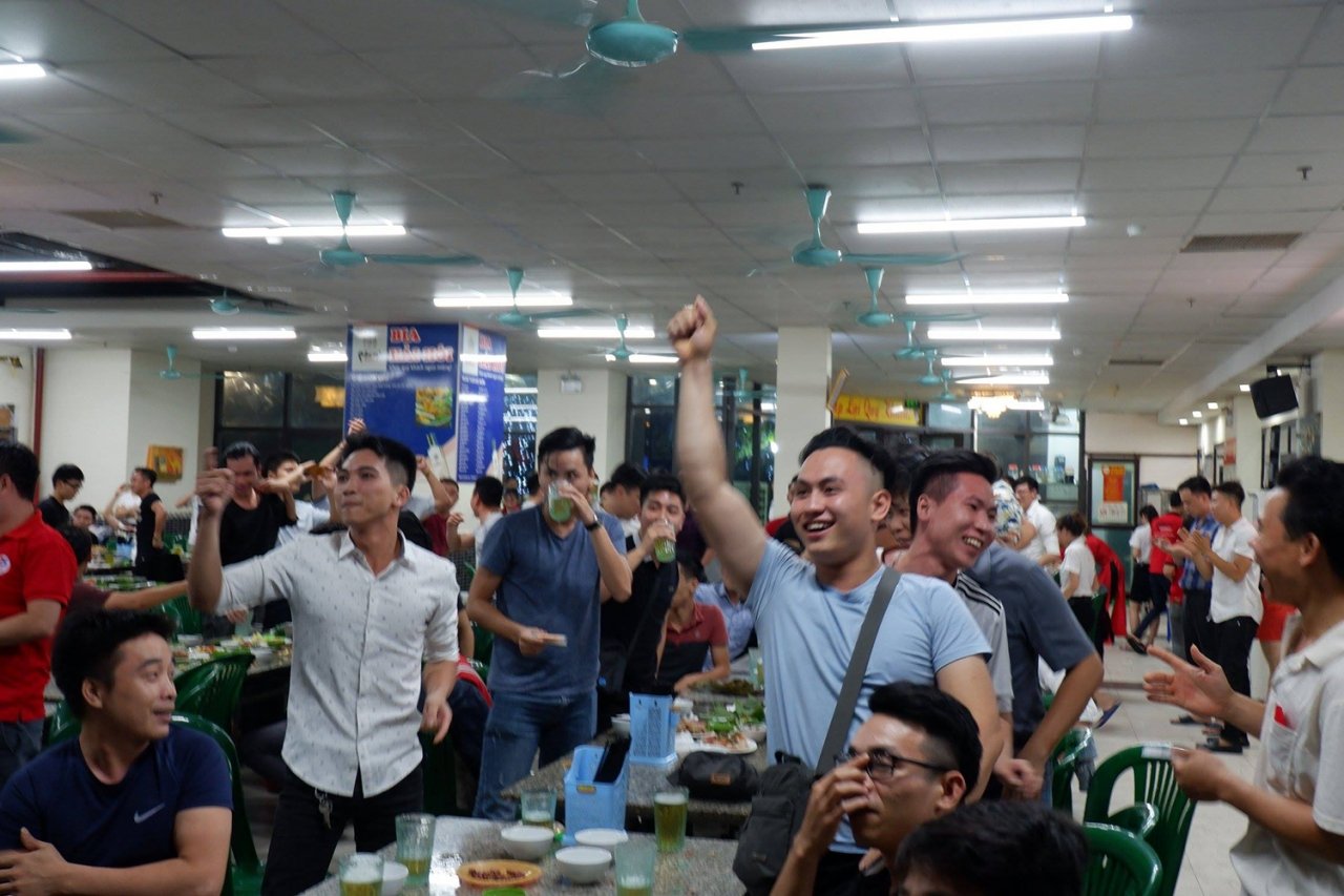 hang-nghin-cdv-doi-theo-tung-duong-bong-qua-man-anh-tivi