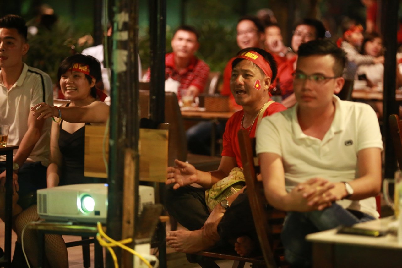 hang-nghin-cdv-doi-theo-tung-duong-bong-qua-man-anh-tivi